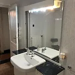 Charming In - 70 M² - Parking Included 아파트