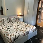 Charming In - 70 M² - Parking Included 아파트 *