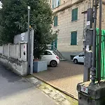 Charming In - 70 M² - Parking Included 아파트