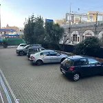 Charming In - 70 M² - Parking Included 아파트 *