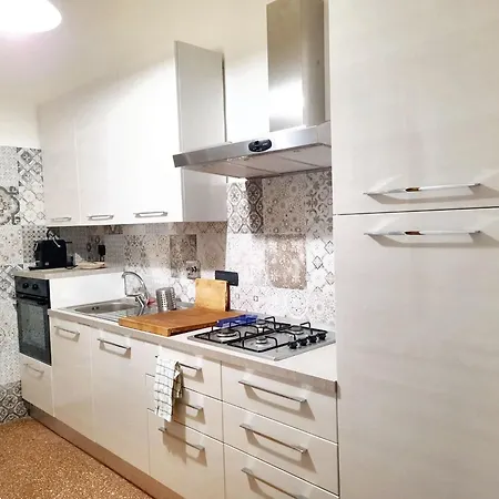 Charming In - 70 M² - Parking Included 公寓