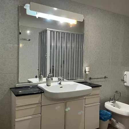 Charming In - 70 M² - Parking Included 公寓